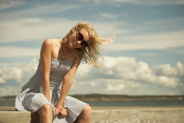 Ung Kvinna Sommarklänning — Stockfoto