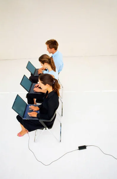 Pessoas Negócios Usando Laptops Escritório — Fotografia de Stock