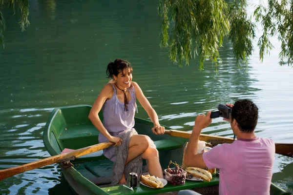 Homem Filmando Uma Mulher Barco — Fotografia de Stock