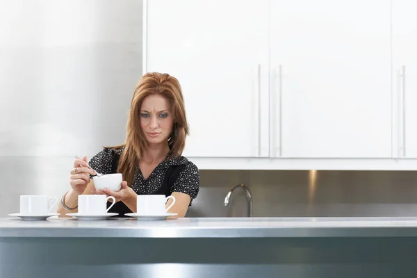 Junge Attraktive Geschäftsfrau Der Personalküche Mit Bechern — Stockfoto