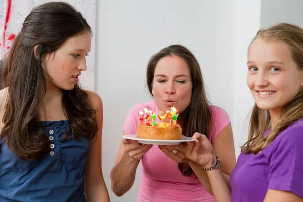 Mãe Soprando Velas Aniversário — Fotografia de Stock