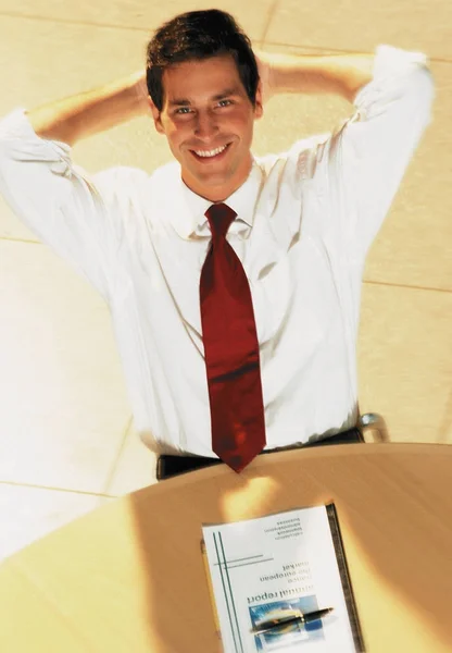 Adamı Ofiste Gülümsüyor — Stok fotoğraf
