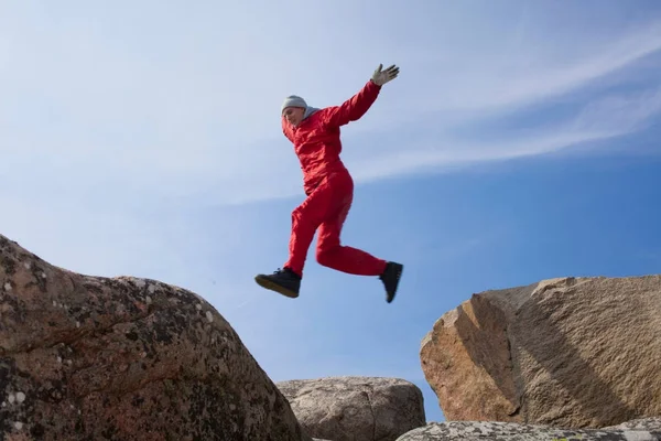 Hombre Saltando Entre Rocas — Foto de Stock