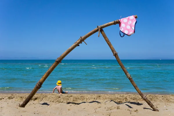 Baddräkt Hängande Från Drivved Stranden — Stockfoto