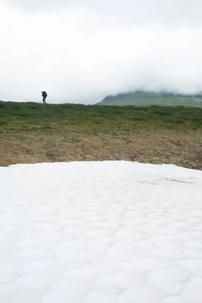 Caminhante Montanha Com Neve Derretida Nuvens — Fotografia de Stock