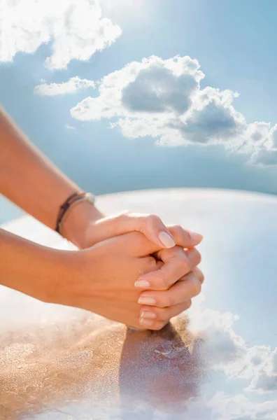 Immagine Ritagliata Mani Femminili Contro Cielo Nuvoloso Blu — Foto Stock