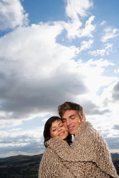 Casal Abraçando Livre Montanhas — Fotografia de Stock