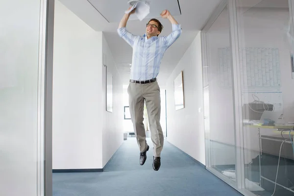 Biznesmen Skaczą Radości Biurze — Zdjęcie stockowe