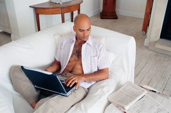 Man Studeren Met Laptop Bank — Stockfoto