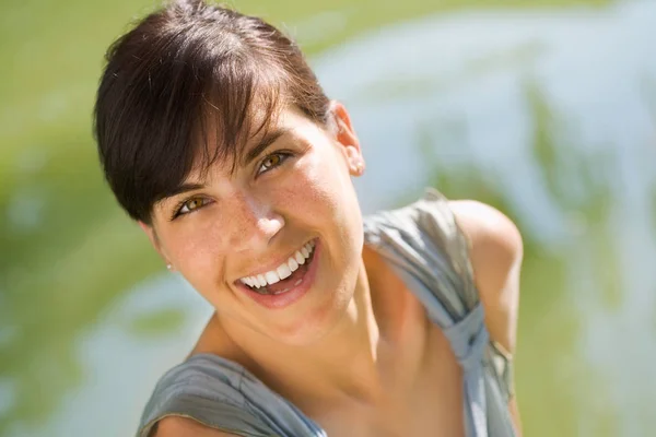 Mujer Sonriendo Aire Libre Cerca Libra — Foto de Stock
