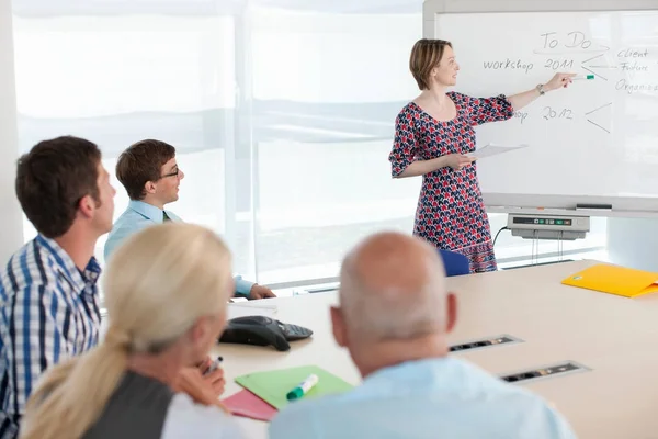 Zakenvrouw Praten Conferentie — Stockfoto