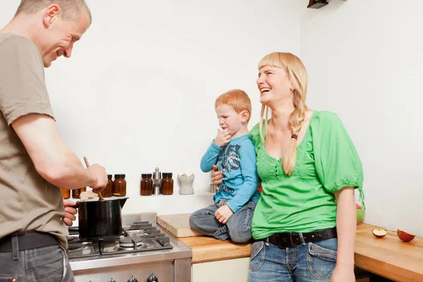 Pais Cozinhar Para Filho Relutante Cozinha — Fotografia de Stock