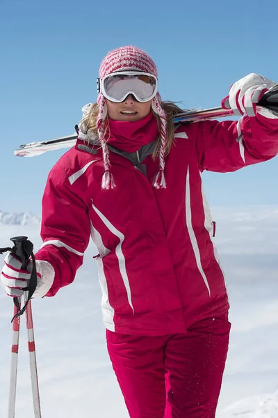 冬の服の屋外ウォーキングの中で白人女性スキーヤー — ストック写真