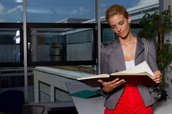 Empresaria Leyendo Libro Oficina — Foto de Stock