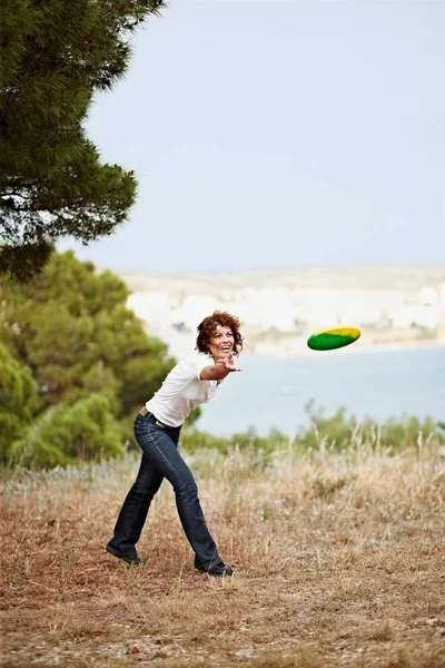 Žena Vrhací Létající Disk Venku — Stock fotografie