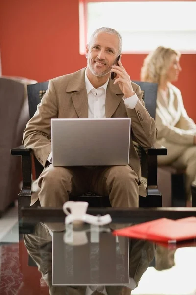 Biznesmen Telefon Pomocą Laptopa — Zdjęcie stockowe