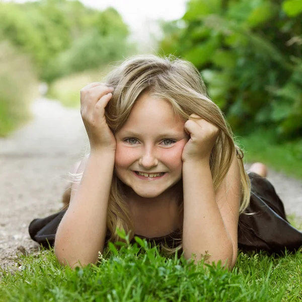 Ragazza Sdraiata Sull Erba Nel Sentiero Sterrato — Foto Stock