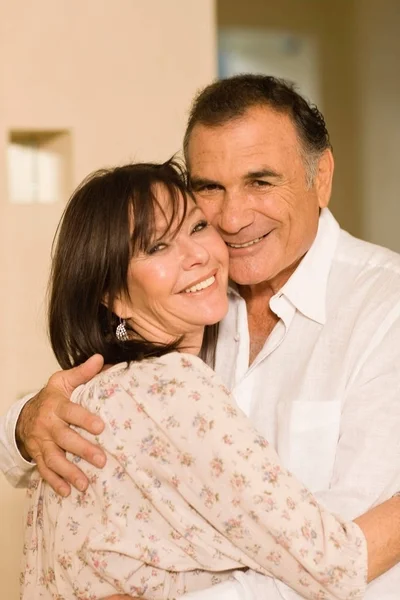 Uśmiechnięty Starsze Pary Przytulanie — Zdjęcie stockowe