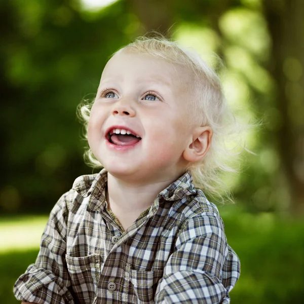 屋外に笑う少年のクローズ アップ — ストック写真