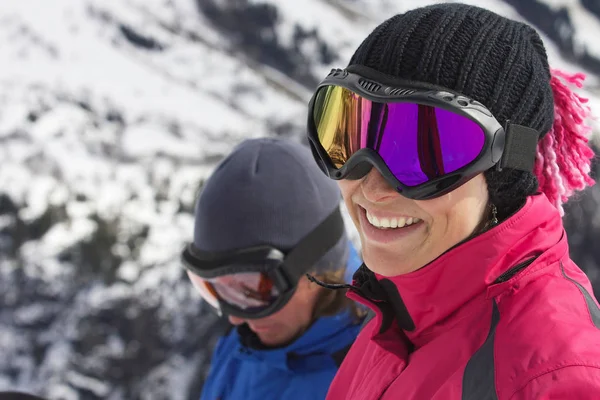 Pareja Sonriente Con Gafas Esquí — Foto de Stock