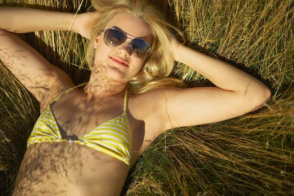 Jonge Vrouw Het Lange Gras Liggen — Stockfoto