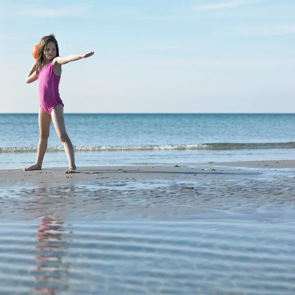 Chica Jugando Con Pelota Playa — Foto de Stock