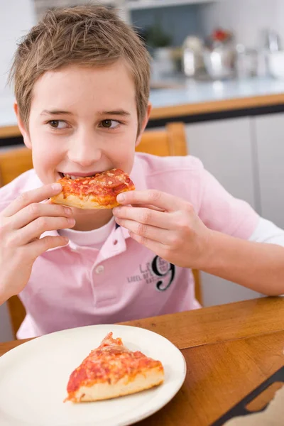 Chlapec Kus Pizzy — Stock fotografie