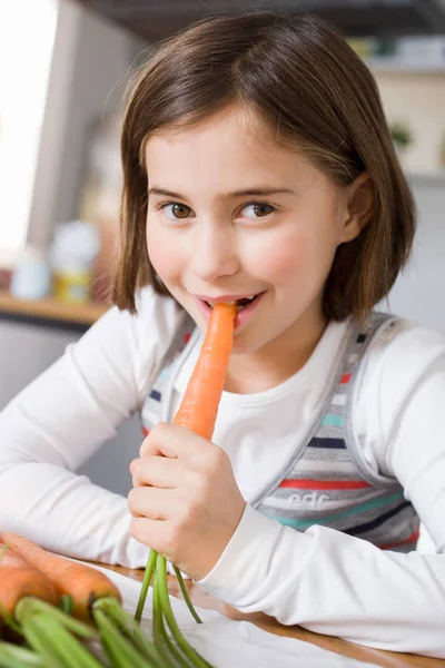 Menina Comendo Uma Cenoura — Fotografia de Stock