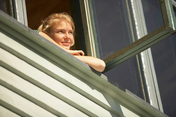 Jeune Femme Apparaissant Par Fenêtre — Photo