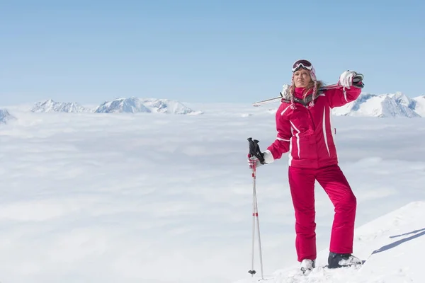 Mujer Caucásica Esquiadora Traje Invierno Pie Ladera Montaña — Foto de Stock
