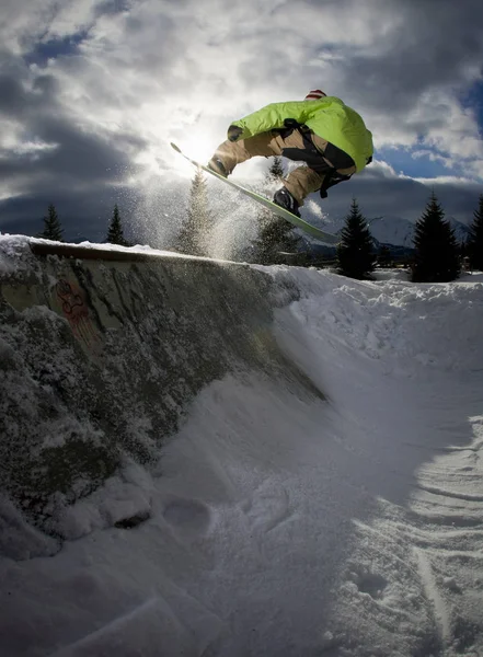 Snowboarder Pulando Meia Tubulação — Fotografia de Stock