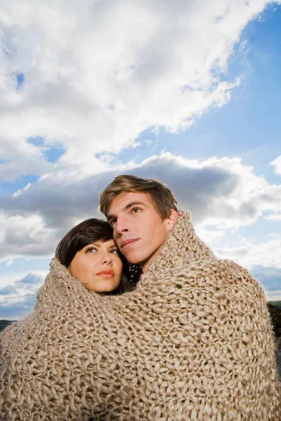 Casal Abraçando Livre Montanhas — Fotografia de Stock