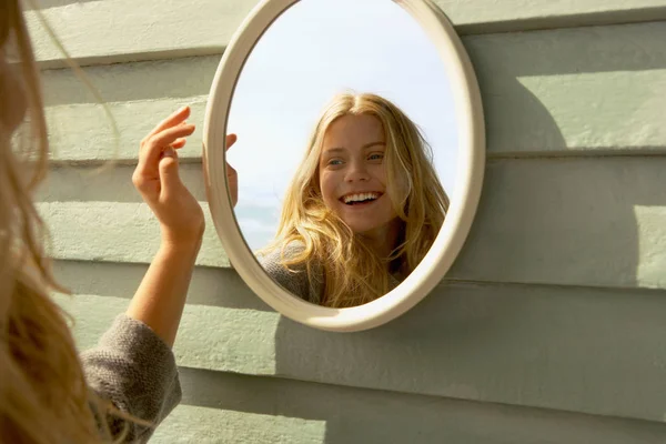 Jonge Vrouw Spiegel Buiten Kijken — Stockfoto