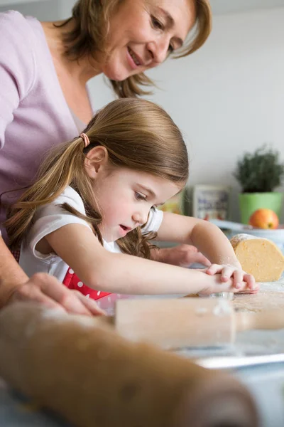 Mother Daughter Preparing Dough — Stock Photo, Image