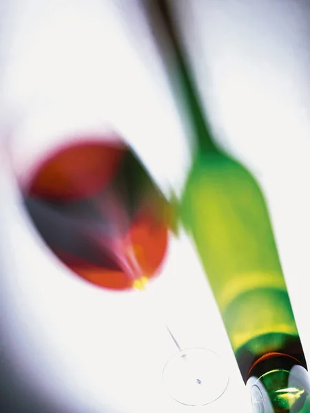 Sombra Garrafa Vinho Tinto Vidro Isolado Sobre Fundo Branco — Fotografia de Stock