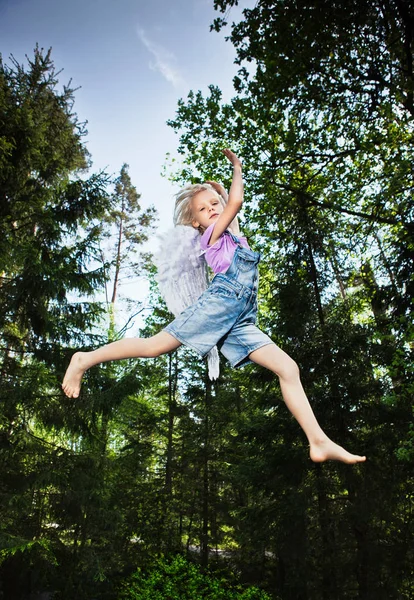 Chica Con Alas Saltando Bosque — Foto de Stock