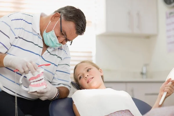 Dişçi Ofisinde Kızla Konuşuyor — Stok fotoğraf