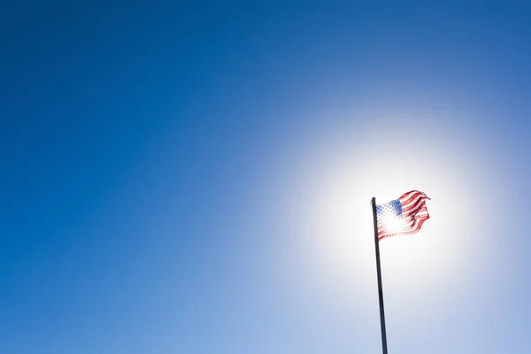 Amerikanische Flagge Gegen Sonne Und Blauen Himmel — Stockfoto