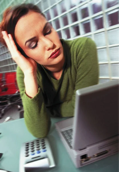 Zestresowana Kobieta Biurze — Zdjęcie stockowe