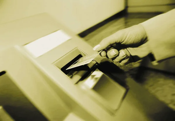 Rajatut Näkymä Nainen Luottokortilla Käyttäen Pankkiautomaattia — kuvapankkivalokuva