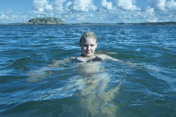 Jonge Vrouw Zwemmen Zee — Stockfoto