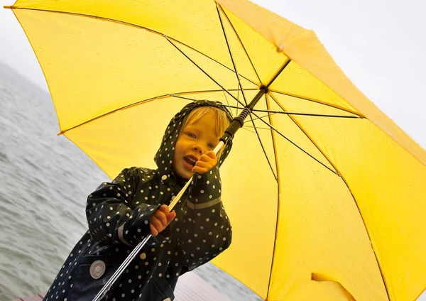 湖で黄色い傘を持って女の子 — ストック写真