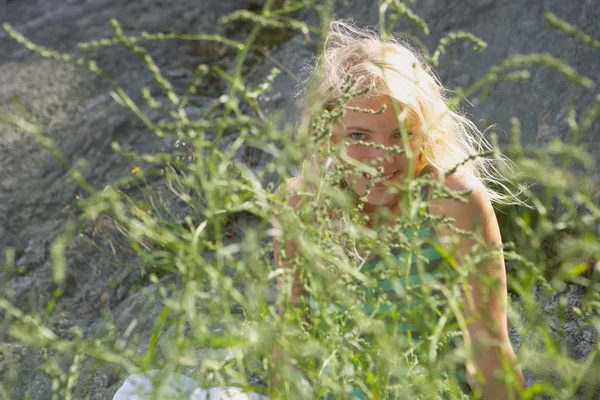 Ung Kvinna Gömmer Sig Bakom Bush — Stockfoto