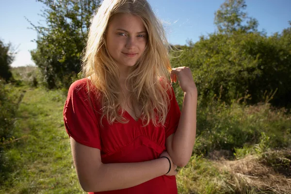 Nuori Nainen Luonnossa Yllään Punainen Mekko — kuvapankkivalokuva