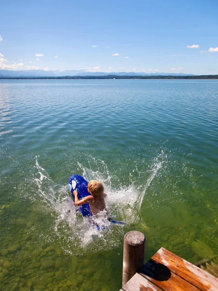 Garçon Flottant Dans Lac Avec Baleine Jouet — Photo