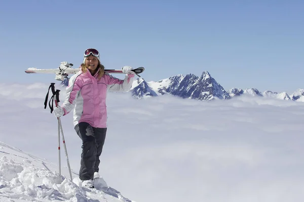 Esquiadora Mujer Caucásica Traje Invierno Que Lleva Esquís Ladera Montaña — Foto de Stock