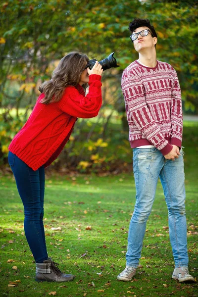 Adolescente Chica Tomando Foto Novio —  Fotos de Stock