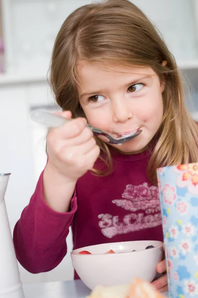 Meisje Dat Granen Fruit Eet — Stockfoto