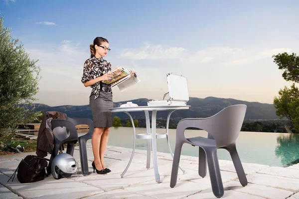 Mujer Mesa Del Patio Trabajando Por Infinito — Foto de Stock