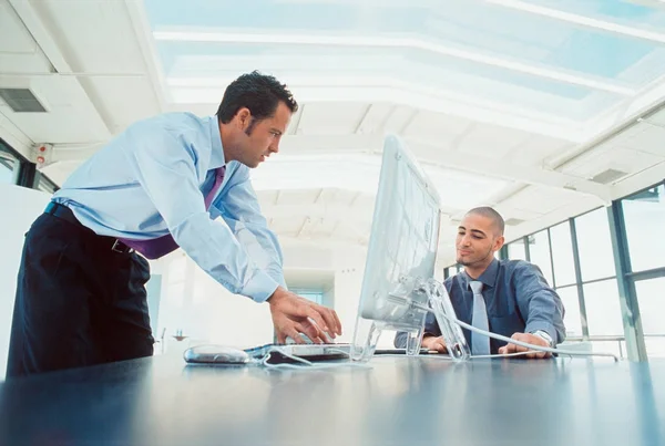 Empresarios Trabajando Computadoras — Foto de Stock